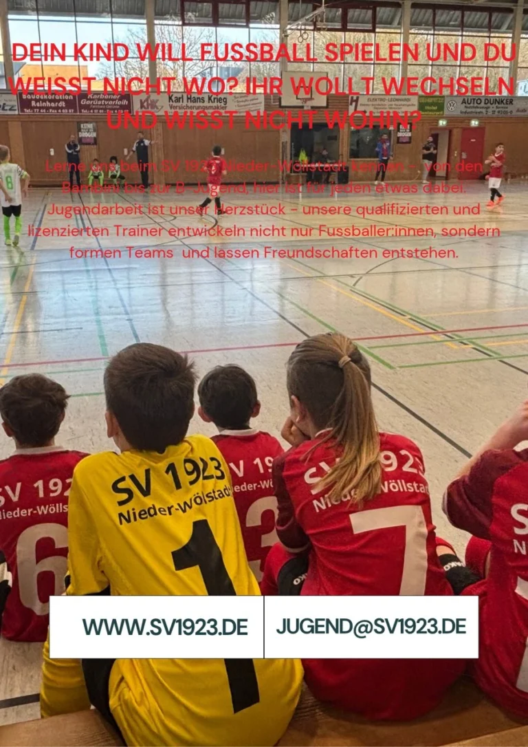 Kinder des SV 1923 in Trikots in der Halle